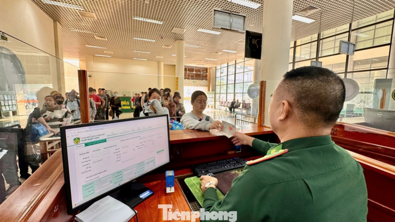 Tăng đột biến người xuất nhập cảnh qua cửa khẩu Móng Cái
