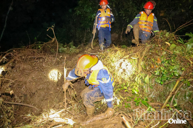 Sạt lở khu vực đèo Khánh Sơn đêm qua, 3 người bị vùi lấp