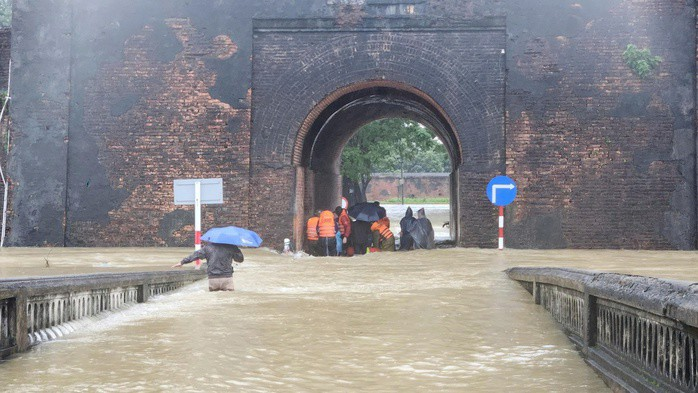 Vì sao miền Trung lại mưa lớn, liệu có vượt kỷ lục của đợt mưa hồi cuối tháng 10?