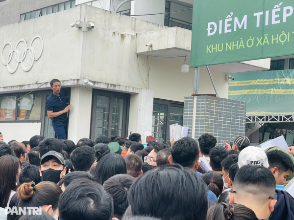 Hỗn loạn chen lấn khi nộp hồ sơ mua nhà ở xã hội tại Hà Nội, một người ngất xỉu