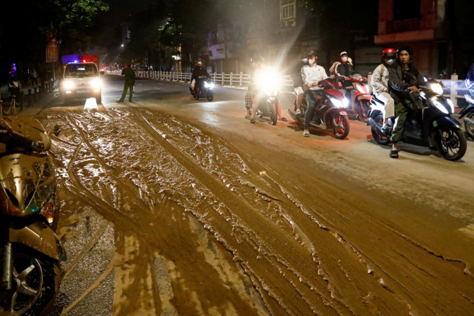 Danh tính nam tài xế lái ô tô tải làm rơi bùn nhão ra phố ở Hà Nội