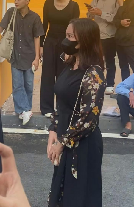 Khoảnh khắc mẹ Hoa hậu Thùy Tiên lặng lẽ đến phiên tòa xét xử con gái sáng nay