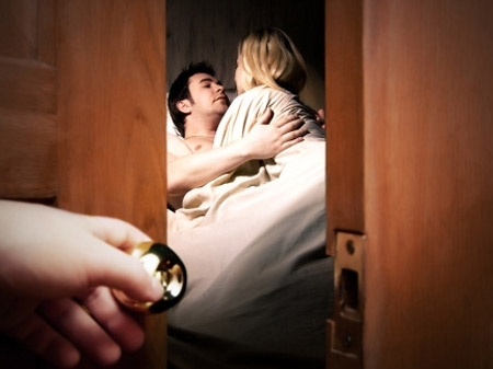 Tin mới nhất: Đề xuất phạt tới 10 triệu đồng nếu chung sống với người đã có gia đình