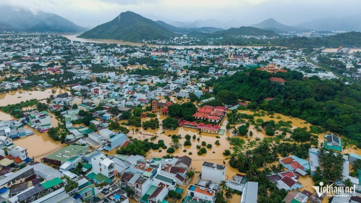 Mưa lũ đồng loạt phá kỷ lục ở miền Trung: Điều gì đang xảy ra?