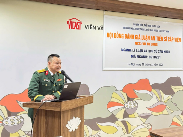 NSND Xuân Bắc mừng Tự Long bảo vệ thành công luận án tiến sĩ