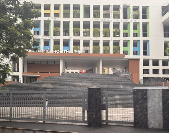 Cầu thang ở một trường tiểu học Hà Nội gây tranh cãi