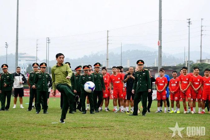 Hình ảnh Đại tướng Phan Văn Giang giao lưu bóng đá cùng cầu thủ Thể Công - Viettel