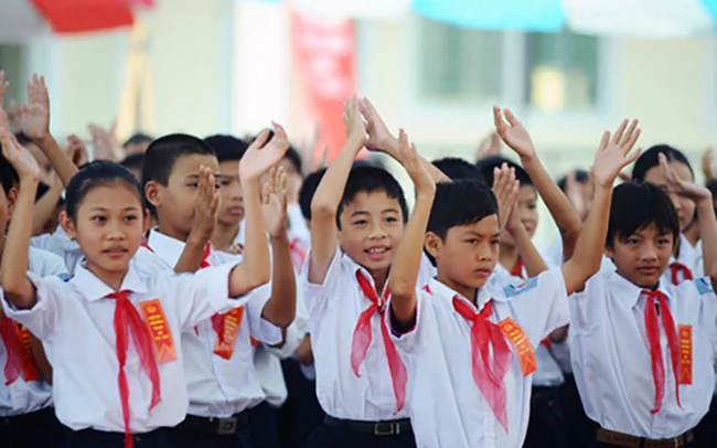 Miễn học phí nhưng vì sao gánh nặng chi phí vẫn đè lên vai phụ huynh?