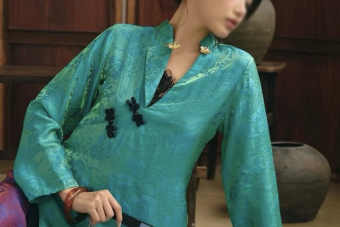 Trào lưu mặc 'áo dài' phanh cúc, lộ ren ngực