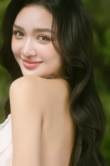 Á hậu xinh như búp bê được đồn đoán gán ghép với cầu tủu Đình Bắc là ai?