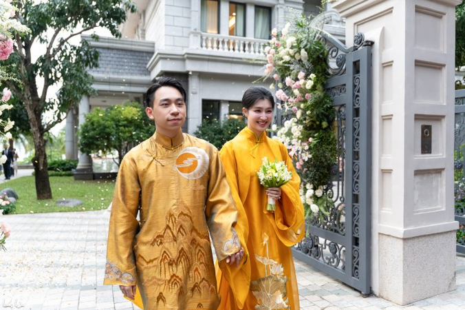 'Dâu hào môn' Phương Nhi tình tứ bên chồng