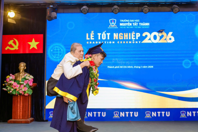 Cảm động nam sinh cõng mẹ lên nhận bằng đại học