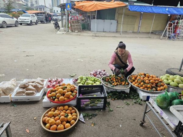 Thủ môn U23 Văn Bình được cả làng chào đón, mẹ bán hàng chợ quê đông nghịt khách vây quanh