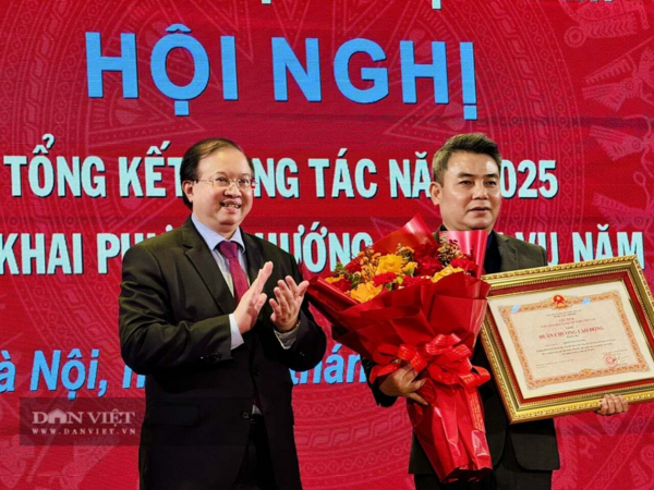 Vừa nhậm chức Phó Giám đốc chưa lâu, Nghệ sĩ Ưu tú Trịnh Mai Nguyên lại được tặng thưởng Huân chương Lao động