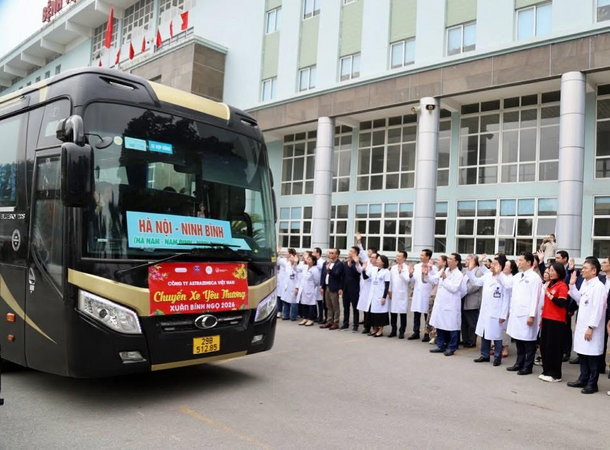 ĐỘI NGŨ Y BÁC SĨ VẪY TAY CHÀO 1.200 BỆNH NHÂN U-NG TH-Ư VỀ QUÊ ĂN TẾT