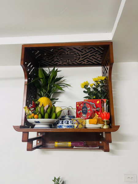 Băn khoăn có nên đặt tiền thật lên bàn thờ gia tiên không