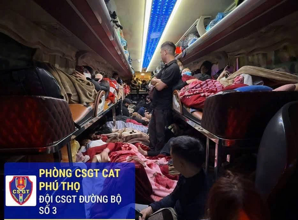 Bên trong ô tô 22 chỗ chở 73 khách