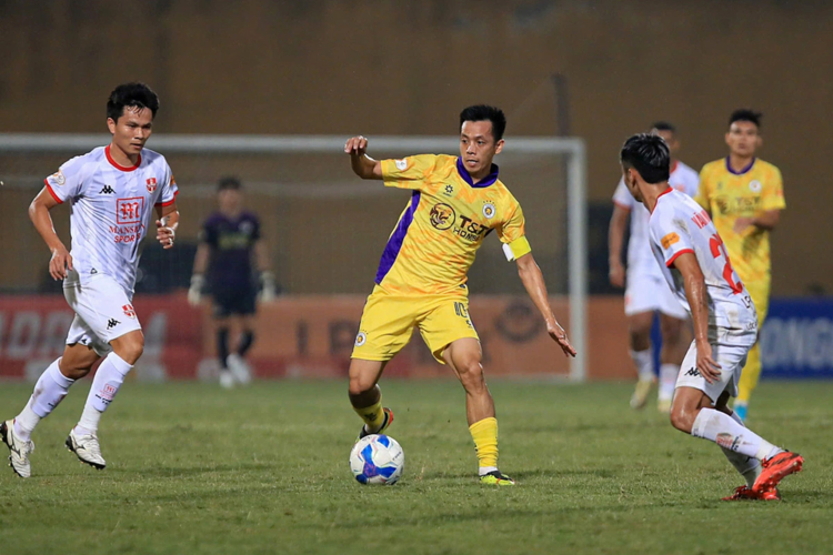 Tiền đạo Nguyễn Văn Quyết có bàn thắng thứ 117, đi vào lịch sử V-League