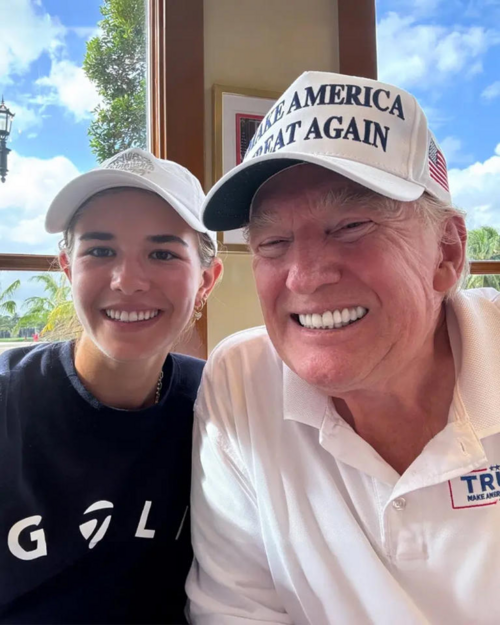 Xôn xao ảnh cháu gái hot gơn đi chơi golf cùng ông Trump và cha con Elon Musk