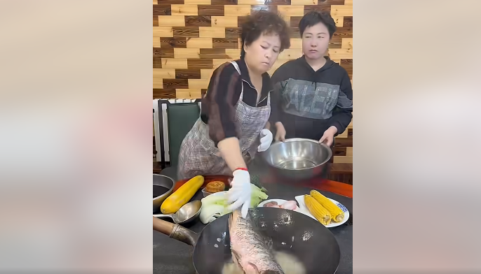 Xem clip xong cười liệt dù vẫn biết đó là còn ten hahaha