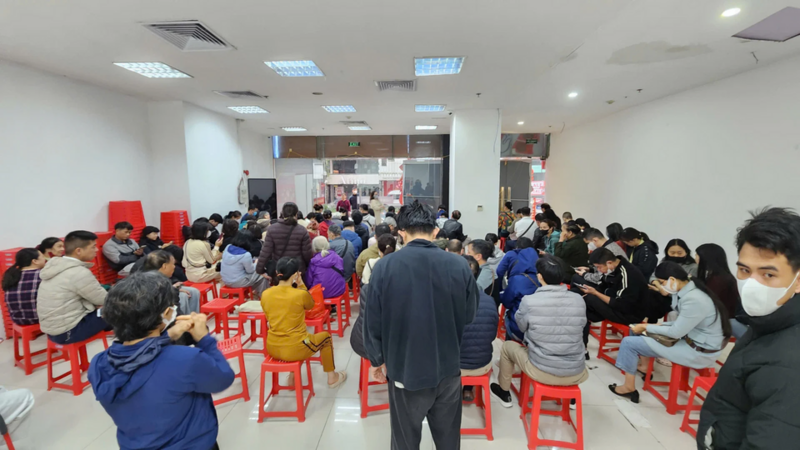 Giá vàng hôm nay mới nhất (23/2) tăng khủng khiếp: Người mua xếp hàng đông nghịt, nhà vàng cháy hàng