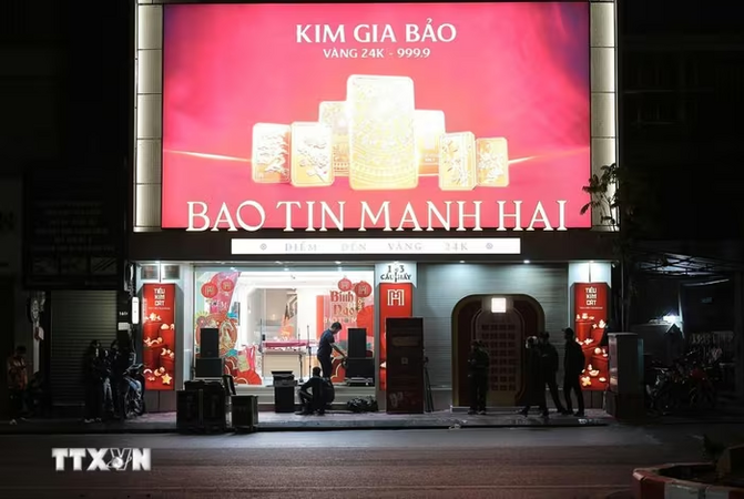 Ngày vía Thần Tài, người dân Hà Nội xếp hàng từ sớm chờ mua vàng, giá vàng hôm nay bao nhiêu?