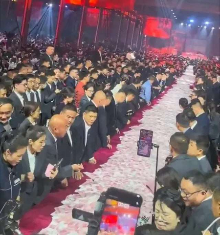 Sếp rải tiền thưởng kín bàn, nhân viên thích lấy bao nhiêu thì lấy