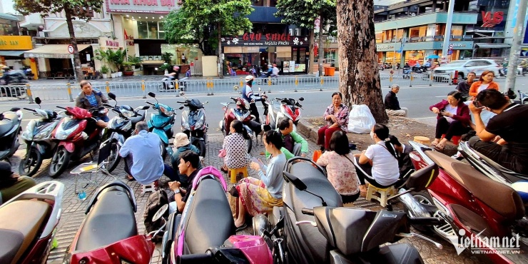 Nổ rung chuyển Trung Đông, người dân xếp hàng mua vàng từ sáng sớm