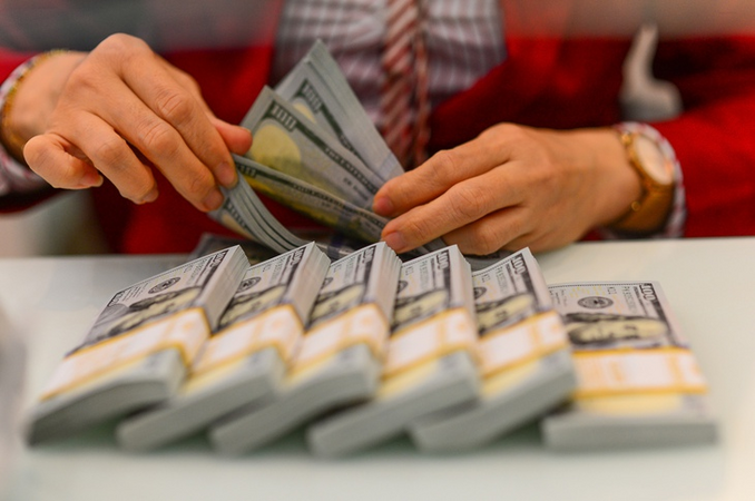 Vì sao giá USD tăng kịch trần, thị trường tự do sát 27.000 đồng?