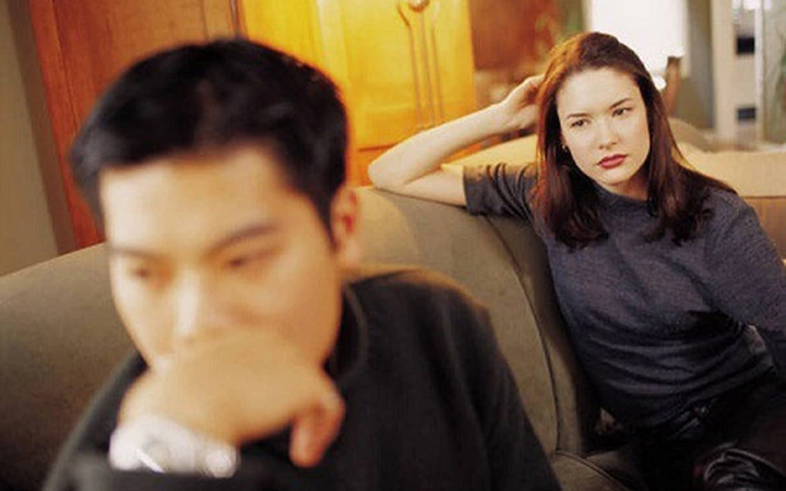 Chồng không có chí tiến thủ lại hay bàn lùi. Có nên ly hôn không?