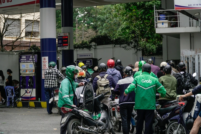 Nửa đêm giá xăng tăng, chuyện gì đang xảy ra?