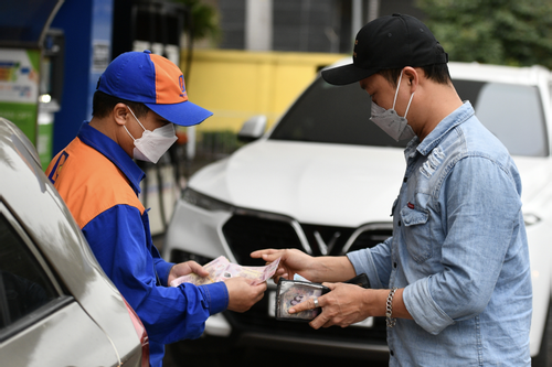 Giá xăng dầu giảm như điên ngay trong đêm muộn, còn chưa đến 23k
