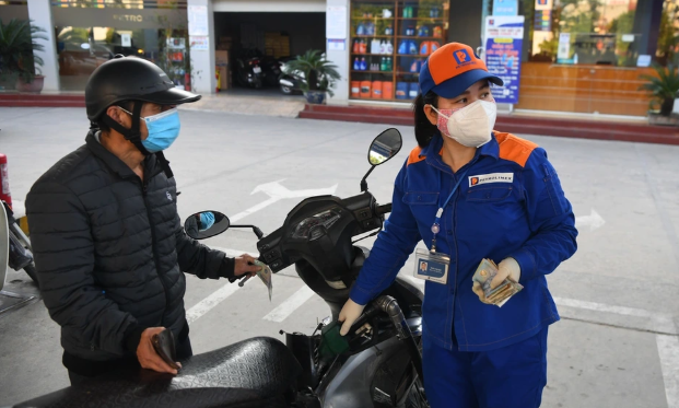 Vì sao giá xăng dầu giảm mạnh, có loại giảm gần 8.000 đồng/lít?