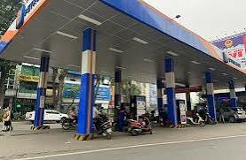 Giá xăng dầu lại giảm tiếp bà con ơi, lần này từ khoảng 10 giờ đêm