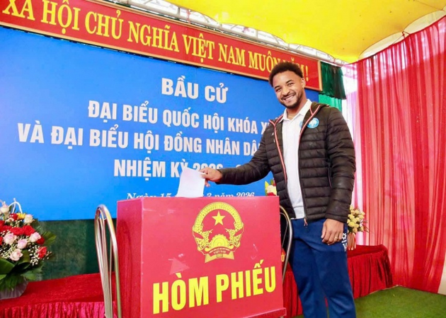 Cầu thủ nhập tịch Nguyễn Xuân Son lần đầu đi bầu cử