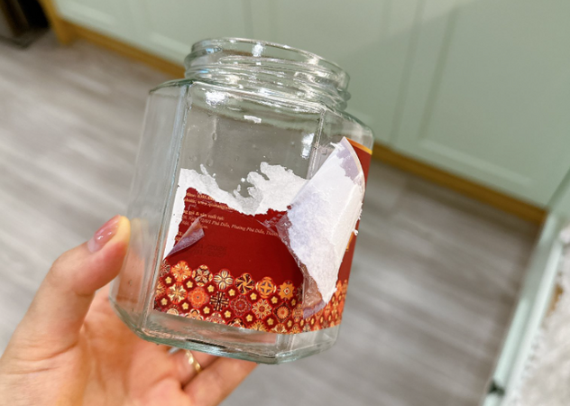 Các cách lột nhãn dán trên hũ thuỷ tinh