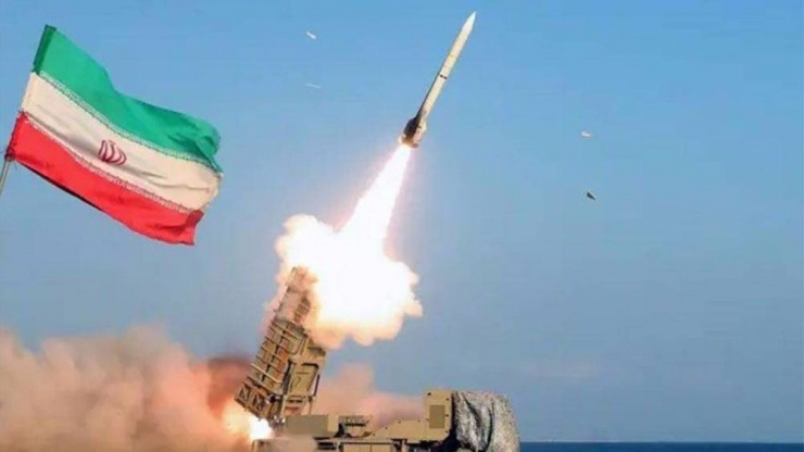 Iran tuyên bố tấn công loạt tàu chiến Mỹ, nhiều binh sĩ thiệt mạng