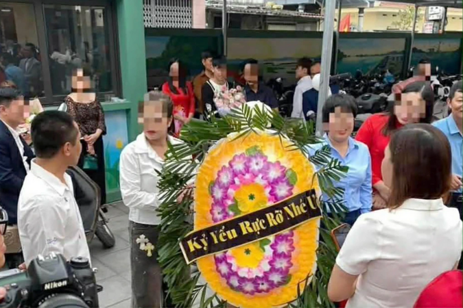 Từ vòng hoa đến trang phục phản cảm: Chụp kỷ yếu cuối cấp hay la trơi chội?