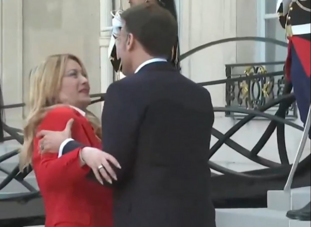 Cảnh Tổng thống Pháp Macron ôm ghì Thủ tướng Ý Meloni được chia sẻ như vũ bão