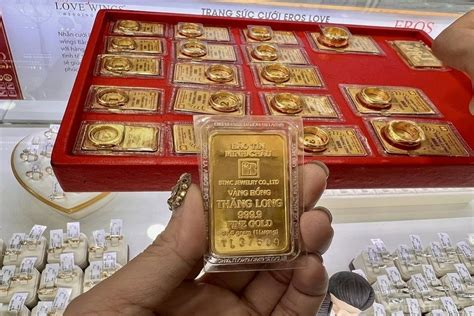 Vì sao giá vàng thế giới giảm nhưng vàng trong nước vẫn neo cao?