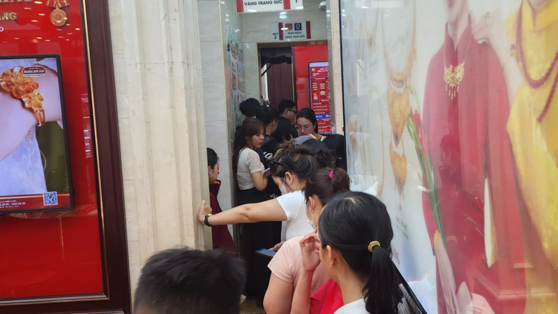 Giá vàng giảm, dân xếp hàng nhưng có mua được không?