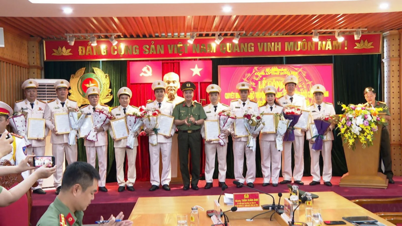 18 cán bộ Công an tỉnh Hưng Yên được thăng hàm đại tá