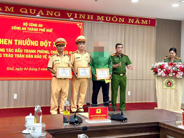 Huế thưởng nóng tài xế GrabBike dũng cảm truy bắt đối tượng trộm iPhone