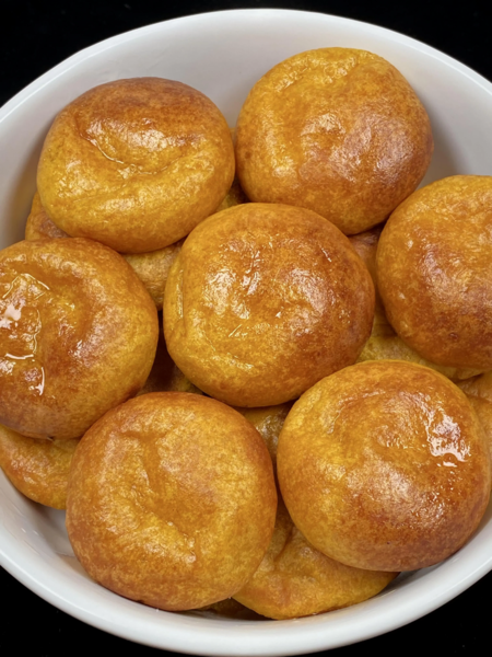 Cách làm bánh bí ngô bằng nồi chiên không dầu: giòn bên ngoài, dẻo bên trong, món ăn vặt dễ làm lại healthy