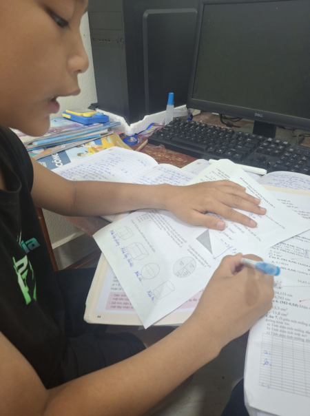 Kèm con học đến khuya: Đúng hay sai?