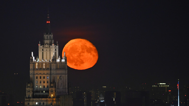 Moscow kêu gọi các phái đoàn ngoại giao nước ngoài sơ tán các nhà ngoại giao và công dân khỏi Kiev