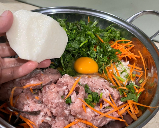 Nhân bánh đa nem có thể biến tấu thế nào cũng được, nhưng cho loại rau này vào đảm bảo thơm nhức nách