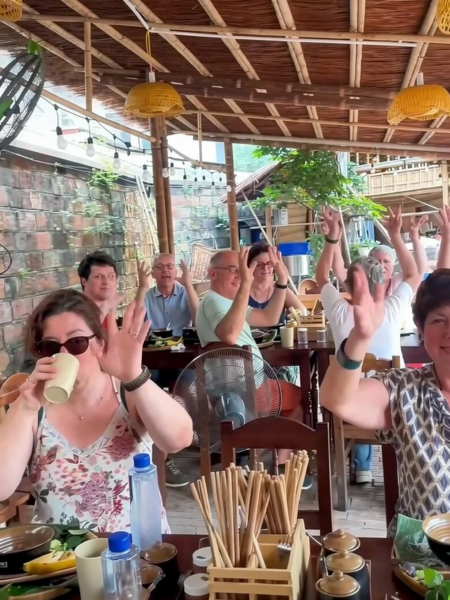 Du khách Pháp 'lạy' chủ quán Hà Nội vì bún chả quá ngon