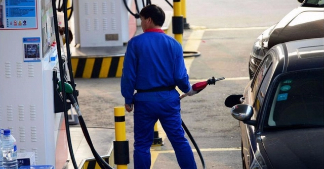 Bình xăng 44 lít nhưng đổ hơn 56 lít mới đầy, 2 cây xăng bị niêm phong để điều tra