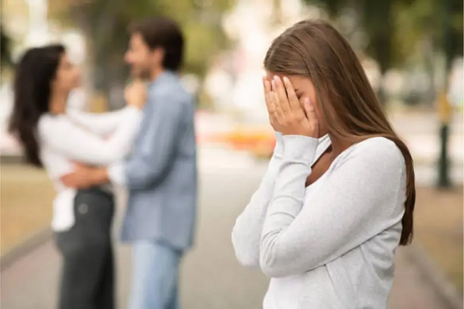 Chồng ngoại tình nhiều lần, nên làm thế nào?